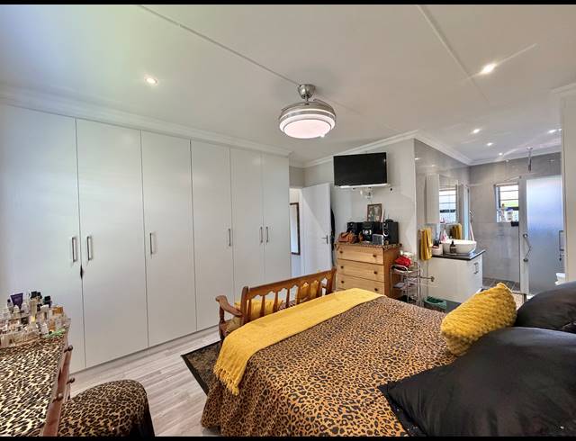 3 BEDROOM TOWNHOUSE FOR SALE IN JEFFREYS BAY CENTRAL